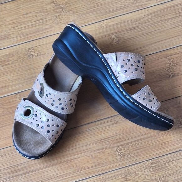 Clarks Lexi Laurel women’s 7M Tan Slide Comfort Sandal Studded Laser Cut Leather - Picture 4 of 15